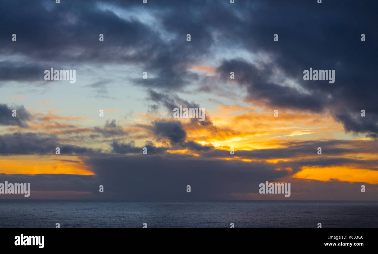 Toe-Kopf, West Cork, Irland, 03. Dezember 2018. Nach einem sonnigen Tag mit ein paar Regen die Sonne hinter ein weiterer Sturm Rollen in vom Atlantischen Ozean. Credit: aphperspective/Alamy leben Nachrichten Stockfoto
