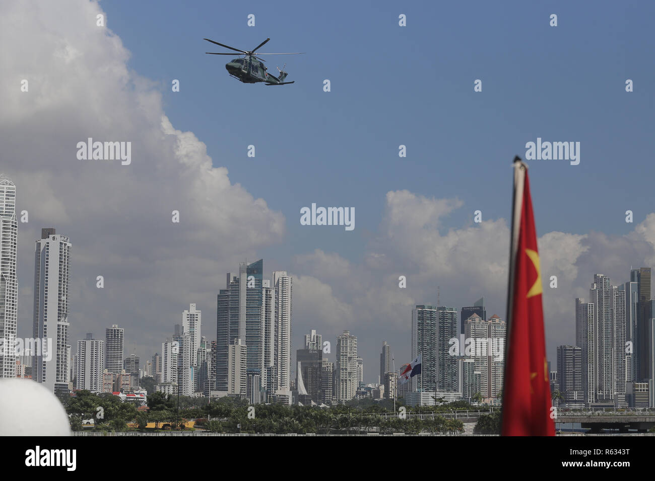 03. Dezember 2018, Panama, Panama-Stadt: ein Hubschrauber kreisen über der Innenstadt als Xi, Präsident von China, fährt in den Regierungspalast. Dies ist der erste offizielle Besuch des chinesischen Staatsoberhaupt zu Panama. Im Juni 2017, das zentralamerikanische Land brach die diplomatischen Beziehungen zu Taiwan. Foto: Mauricio Valenzuela/dpa Stockfoto