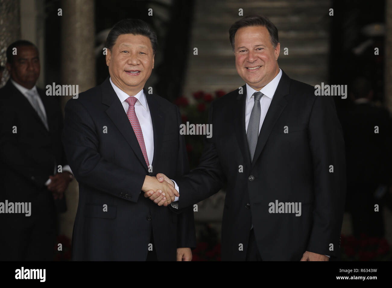 03. Dezember 2018, Panama, Panama-Stadt: Xi Jinping (l), Präsident von China, schüttelt Hände mit Juan Carlos Varela, Präsident von Panama. Dies ist der erste offizielle Besuch des chinesischen Staatsoberhaupt zu Panama. Im Juni 2017, Panama brach die diplomatischen Beziehungen zu Taiwan. Foto: Mauricio Valenzuela/dpa Stockfoto