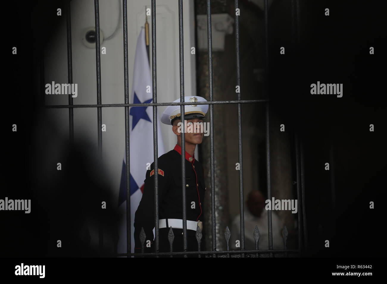 03. Dezember 2018, Panama, Panama-Stadt: Mitglied der Präsidentengarde wacht während des Besuchs des Präsidenten von China Xi der Regierungspalast in Panama City. Dies ist der erste offizielle Besuch des chinesischen Staatsoberhaupt zu Panama. Im Juni 2017, das zentralamerikanische Land brach die diplomatischen Beziehungen zu Taiwan. Foto: Mauricio Valenzuela/dpa Stockfoto