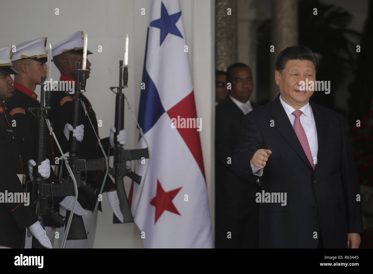 03. Dezember 2018, Panama, Panama-Stadt: Xi Jinping (r), Präsident von China, im Regierungspalast in Panama City von seinem Kollegen Varela empfangen. Dies ist der erste offizielle Besuch des chinesischen Staatsoberhaupt zu Panama. Im Juni 2017, Panama brach die diplomatischen Beziehungen zu Taiwan. Foto: Mauricio Valenzuela/dpa Stockfoto