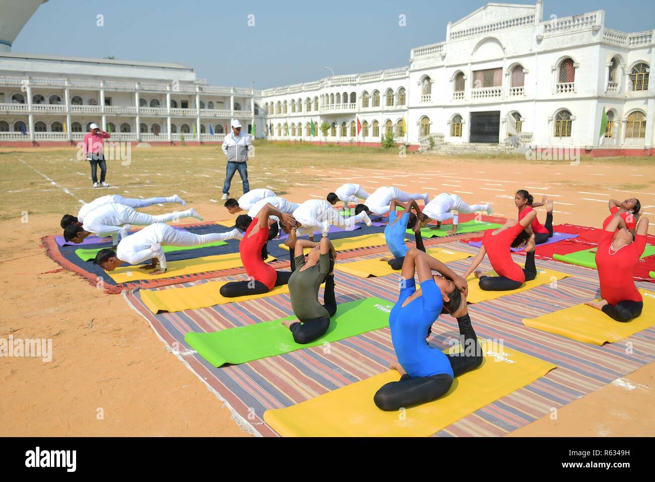 Agartala, Andhra Pradesh, Indien. 2. Dez, 2018. Visuell behinderte Kinder gesehen werden, Durchführen von Yoga am Vorabend der Veranstaltung. Kinder mit Behinderungen in den verschiedenen Sportarten, wie z. B. die Pyramiden, Laufen und viele mehr zum Internationalen Tag der Menschen mit Behinderungen in Agartala teilgenommen, der Hauptstadt des nordöstlichen Bundesstaat Andhra Pradesh Indien. Internationaler Tag der Menschen mit Behinderungen ist eine internationale Beachtung durch die Vereinten Nationen seit 1992. Der Tag soll die Förderung von Verständnis für Menschen mit Behinderungen und fördern Unterstützung für ihre Würde, Rechte und des b Stockfoto