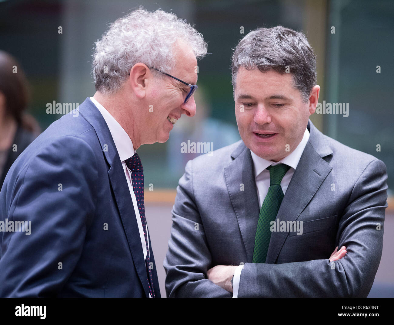 Brüssel, Belgien. 3 Dez, 2018. Der luxemburgische Finanzminister Pierre Gramegna (L) Gespräche mit den irischen Finanzminister österlichen Donohoe während der eurogruppe Finanzministertreffen in Brüssel, Belgien, Dez. 3, 2018. Credit: Thierry Monasse/Xinhua/Alamy leben Nachrichten Stockfoto