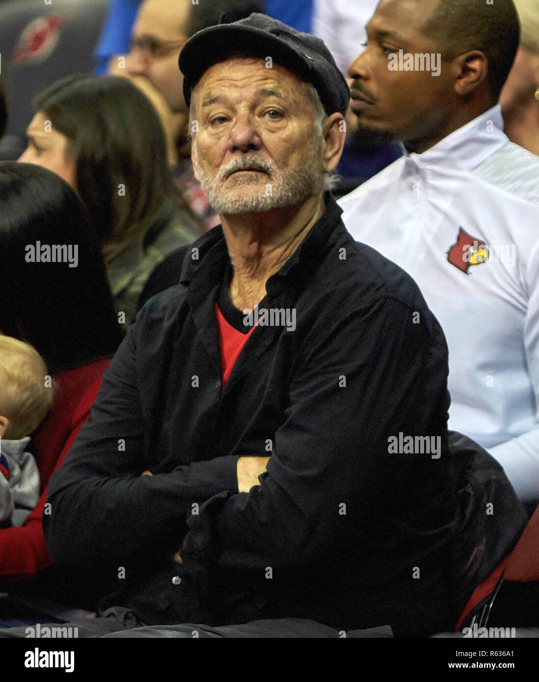 Newark, New Jersey, USA. 3 Dez, 2018. Schauspieler Bill Murray ist anwesend während Basketball Spiel der NCAA Men zwischen der Seton Hall Piraten und die Louisville Kardinäle im Prudential Center in Newark, New Jersey. Louisville besiegt Seton Hall 70-65. Duncan Williams/CSM/Alamy leben Nachrichten Stockfoto