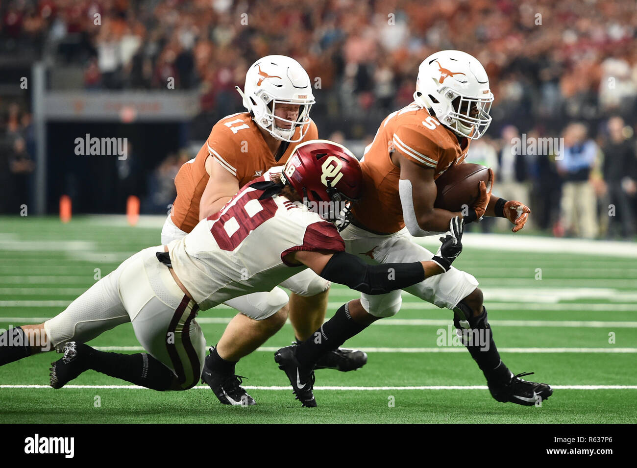 Arlington, Texas, USA. 1. Dez, 2018. Oklahoma Sooners linebacker Curtis Bolton (18) packt Texas Longhorns zurück laufen Tre Watson (5) Während der ersten Hälfte der grossen Meisterschaft 12 NCAA Football Spiel zwischen der Universität von Texas und an die Universität von Oklahoma Sooners bei AT&T Stadium in Arlington, Texas. Shane Roper/CSM/Alamy leben Nachrichten Stockfoto