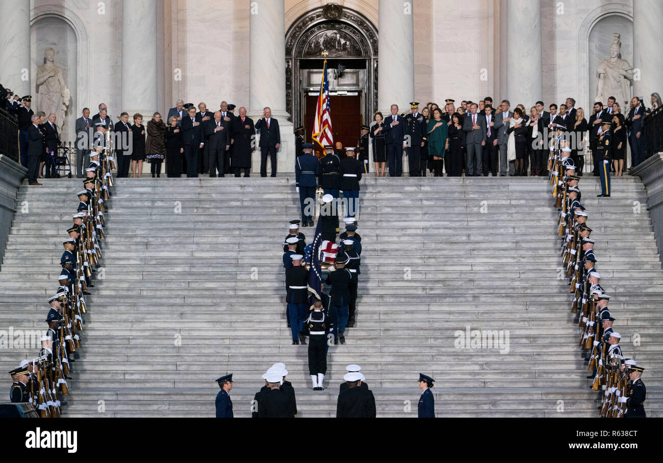 Die Schatulle, die ehemaligen Präsidenten George Herbert Walker Bush wird durchgeführt, um die Schritte des US Capitol in Washington, Montag, November 3, 2018. Präsident Bush, der im Alter von 94 gestorben ist, wird im Zustand im Capitol Rotunde liegen, bis Mittwoch Morgen. (POOL FOTO von Doug Mills/die New York Times) | Verwendung weltweit Stockfoto