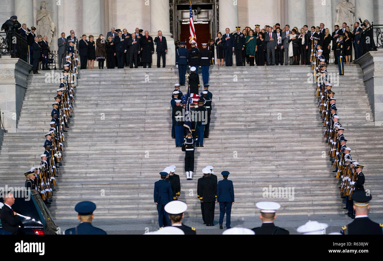 Die Schatulle, die ehemaligen Präsidenten George Herbert Walker Bush wird durchgeführt, um die Schritte des US Capitol in Washington, Montag, November 3, 2018. Präsident Bush, der im Alter von 94 gestorben ist, wird im Zustand im Capitol Rotunde liegen, bis Mittwoch Morgen. (POOL FOTO von Doug Mills/die New York Times) | Verwendung weltweit Stockfoto