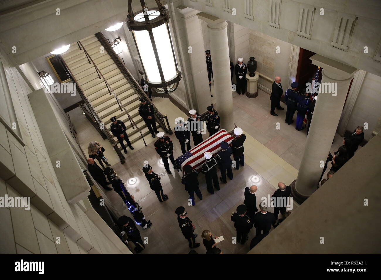 Washington, District of Columbia, USA. 3 Dez, 2018. WASHINGTON, DC - Dezember 03: eine militärische Ehrengarde Team trägt die Schatulle des ehemaligen US-Präsidenten George H.W. Bush in den USA Capitol am Dezember 03, 2018 in Washington, DC. Ein staatsbegräbnis für ehemalige US-Präsident Bush in Washington in den kommenden drei Tagen abgehalten werden, beginnend mit Ihm im Staat, in der Rotunde des U.S. Capitol bis Mittwoch Morgen. (Foto von Win McNamee - Pool/Getty Images) Credit: Win Mcnamee/CNP/ZUMA Draht/Alamy leben Nachrichten Stockfoto