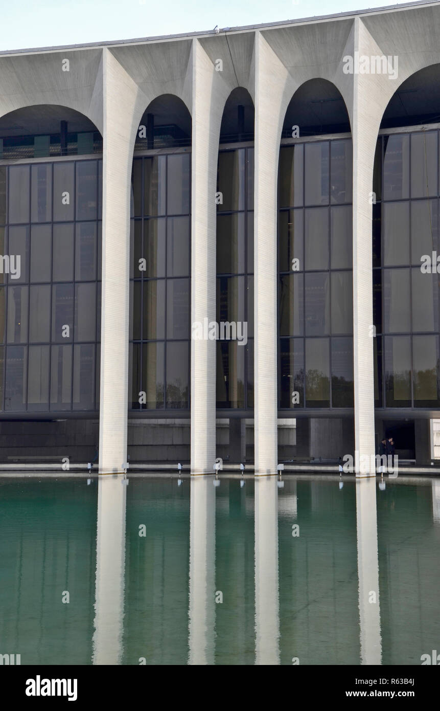 Mondadori Verlag Gebäude, das von Oscar Niemeyer zwischen 1967 und 1970 gemacht. Mailand, 2018 Stockfoto