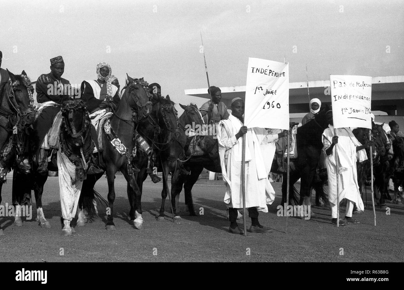 Kameruner Stammesangehörigen grüße Französische Diplomaten am Flughafen in Kamerun Afrika 1959 kurz vor der Unabhängigkeit am 1. Januar 1960 Stockfoto