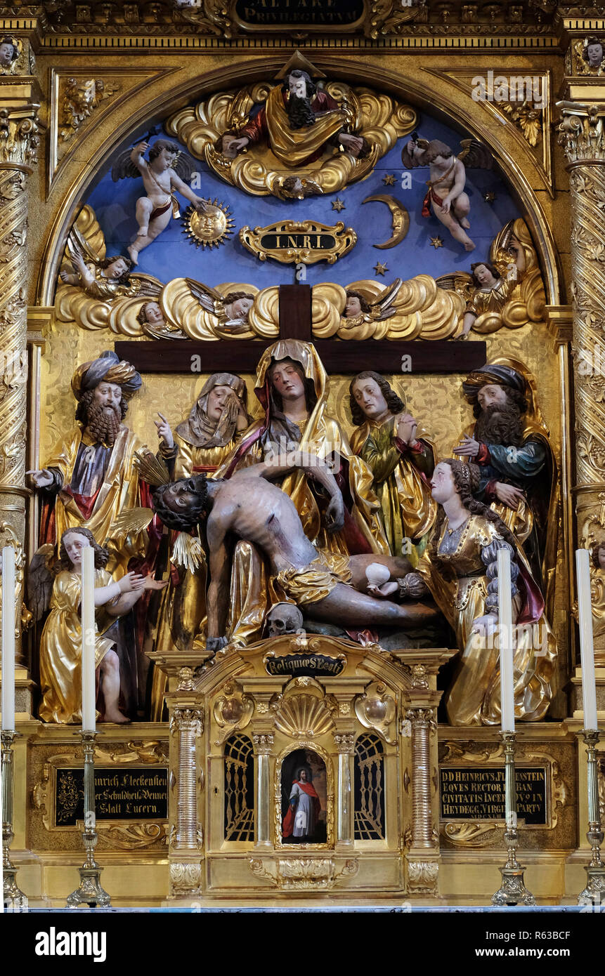 Maria mit dem Leib Christi auf ihren Knien Statue auf der Seele Altar Altar in der Kirche von St. Leodegar in Luzern, Schweiz Stockfoto