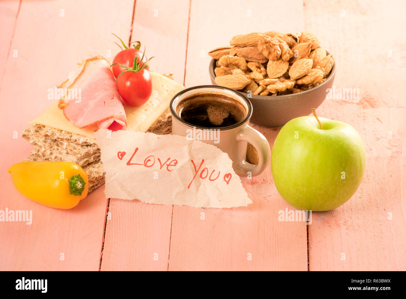Liebe dich Botschaft schrieb auf Papier Stockfoto