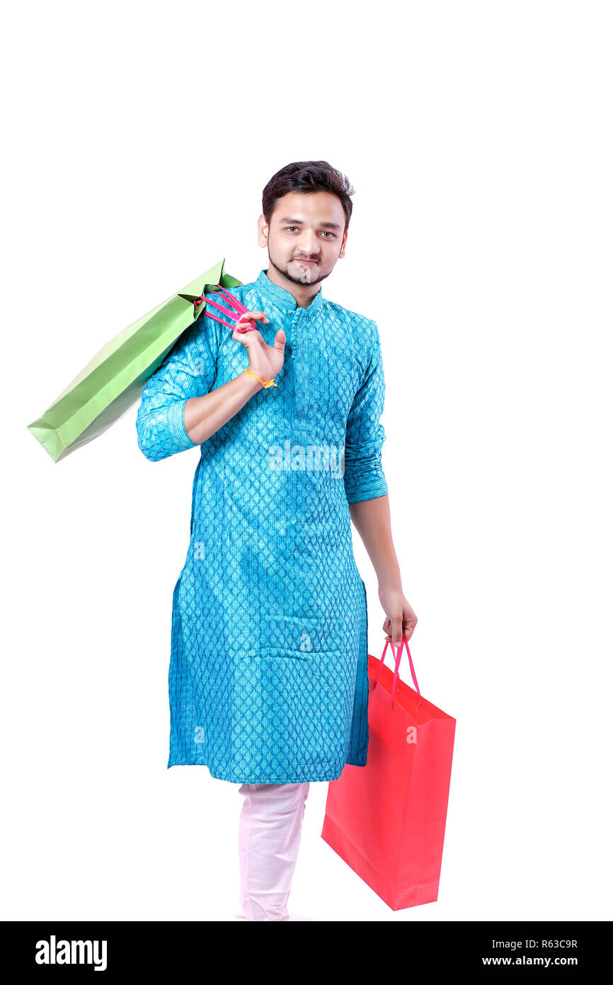 Inder in ethnischen Verschleiß mit Einkaufstaschen, auf weißem Hintergrund Stockfoto