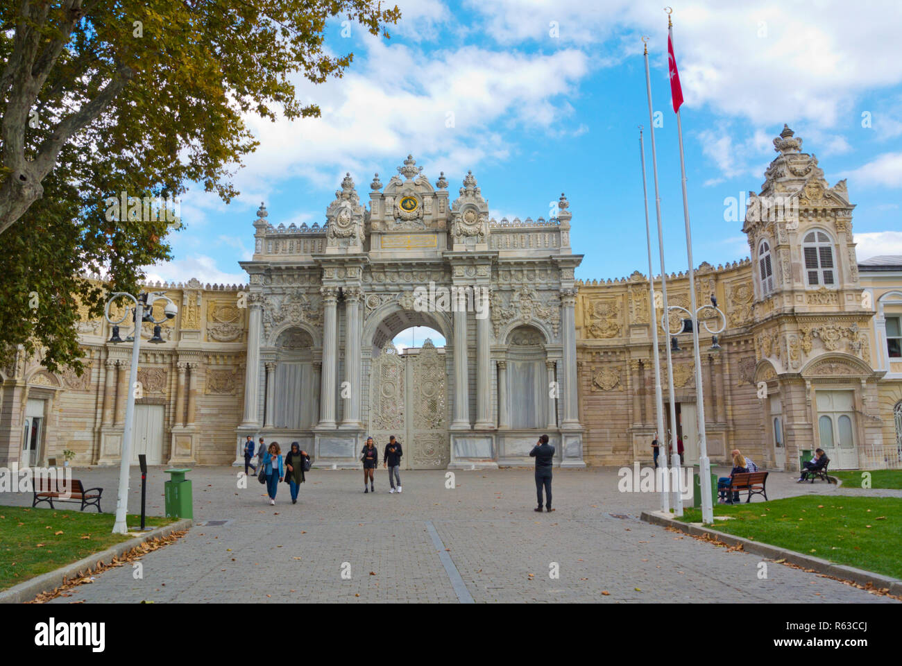 Saltanat Kapisi, Sultan's Gate, Dolmabahce Sarayi, Dolmabache Schlosspark, Kabatas, Istanbul, Türkei, Eurasien Stockfoto