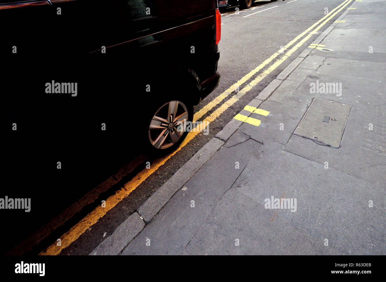 Van auf einer doppelten gelben Linie, London, England, UK geparkt. Stockfoto