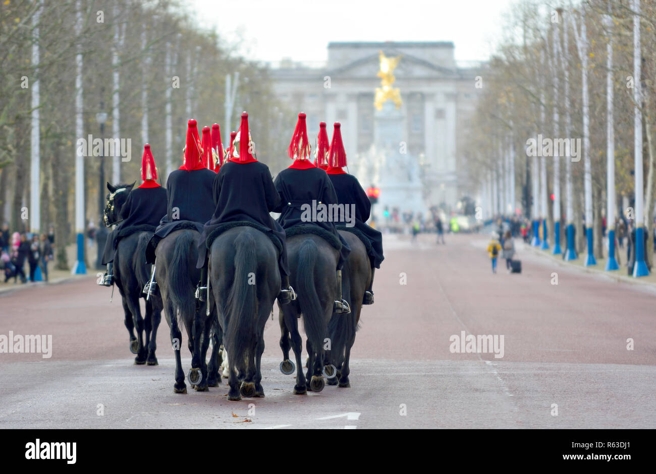 Household Cavalry - Blues und Royals - reiten Sie die Mall nach dem Ändern der Horse Guards (11:00) London, England, UK. Stockfoto