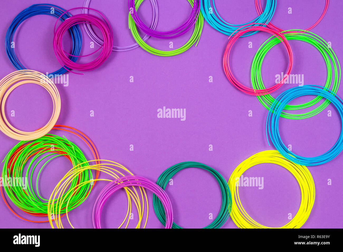 3d-pen filament Nachfüllungen auf lila violette Hintergrund Stockfoto