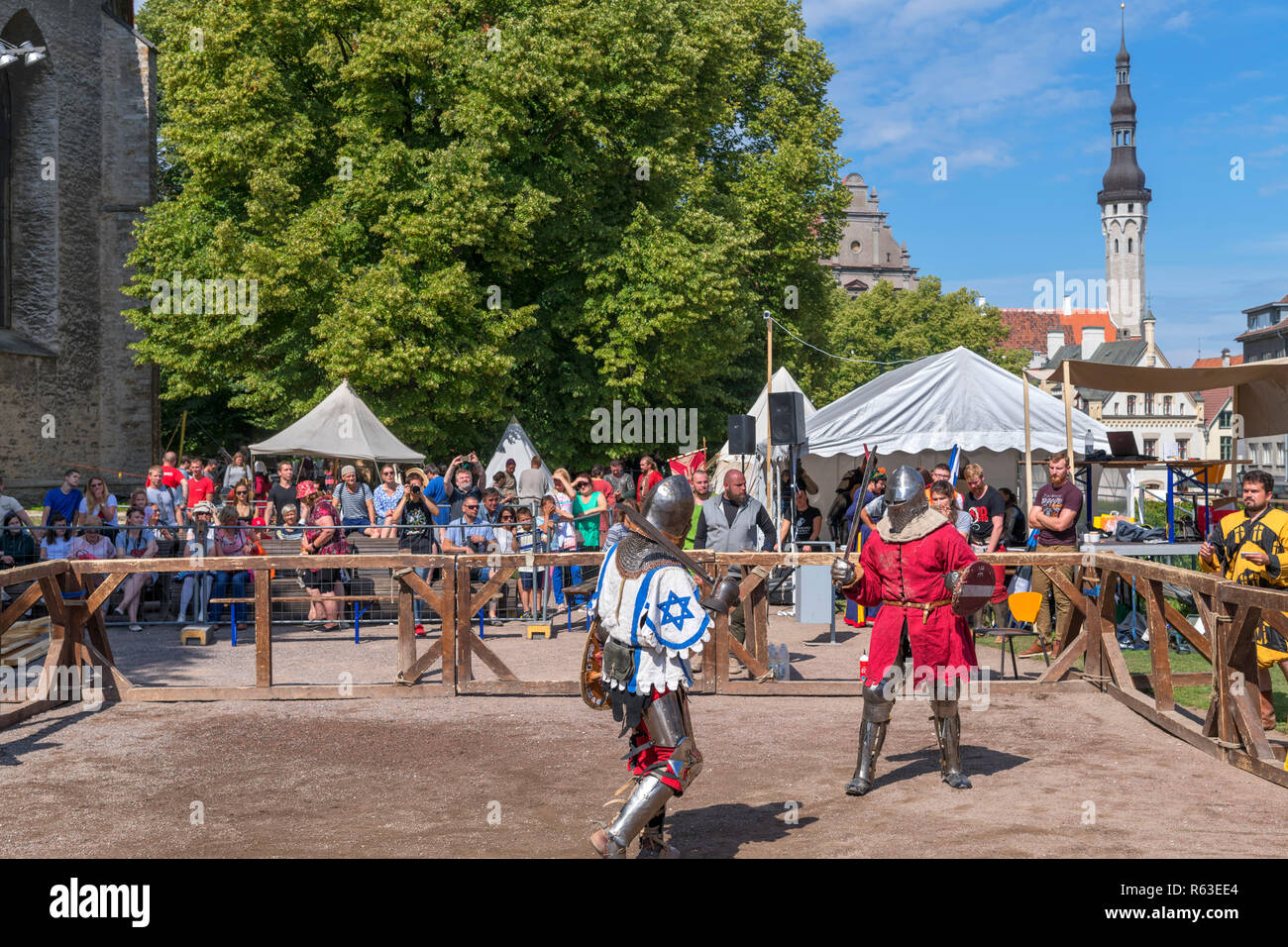Schwertkampf im Juli 2018 mittelalterliche Tage Festival in der historischen Altstadt Tallinn, Estland Stockfoto