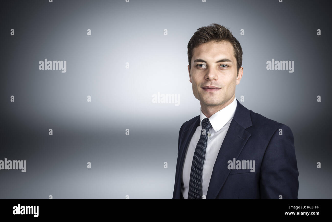 Bild der kaukasischen Geschäftsmann studio Shot auf grauem Hintergrund Stockfoto