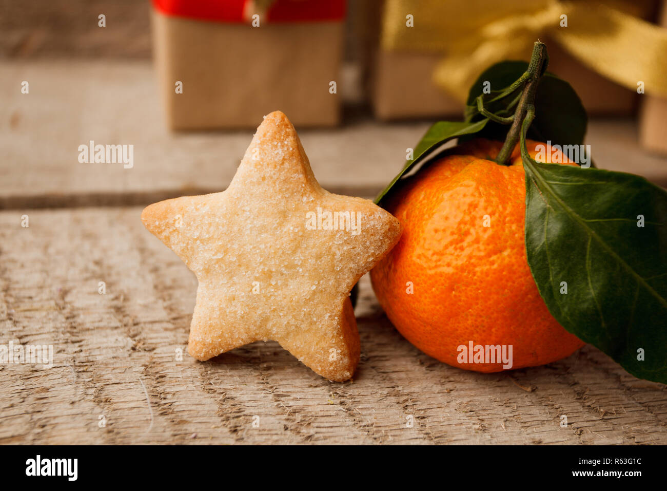 Weihnachten essen. Lebkuchen Sterne Cookie und Tangerine in Weihnachten. Weihnachten Dessert. Weihnachten vintage Holztisch Stockfoto