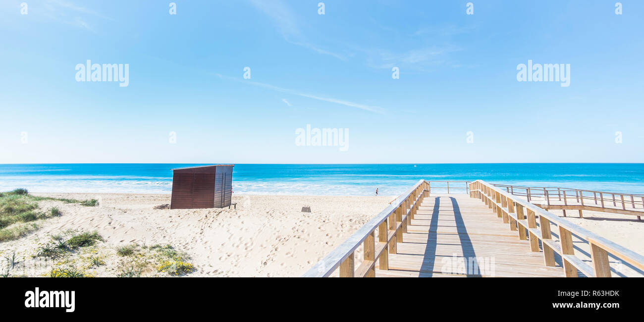 Einsamer Jogger am Strand vor der Saison Stockfoto