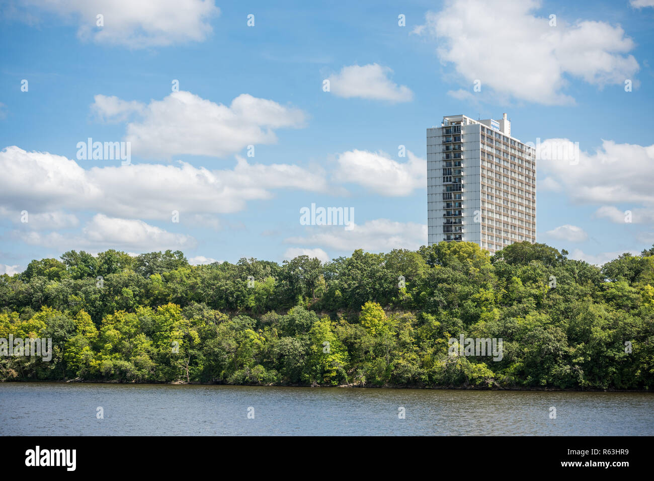 Hochhaus mit Blick auf den Mississippi River in Minneapolis Stockfoto