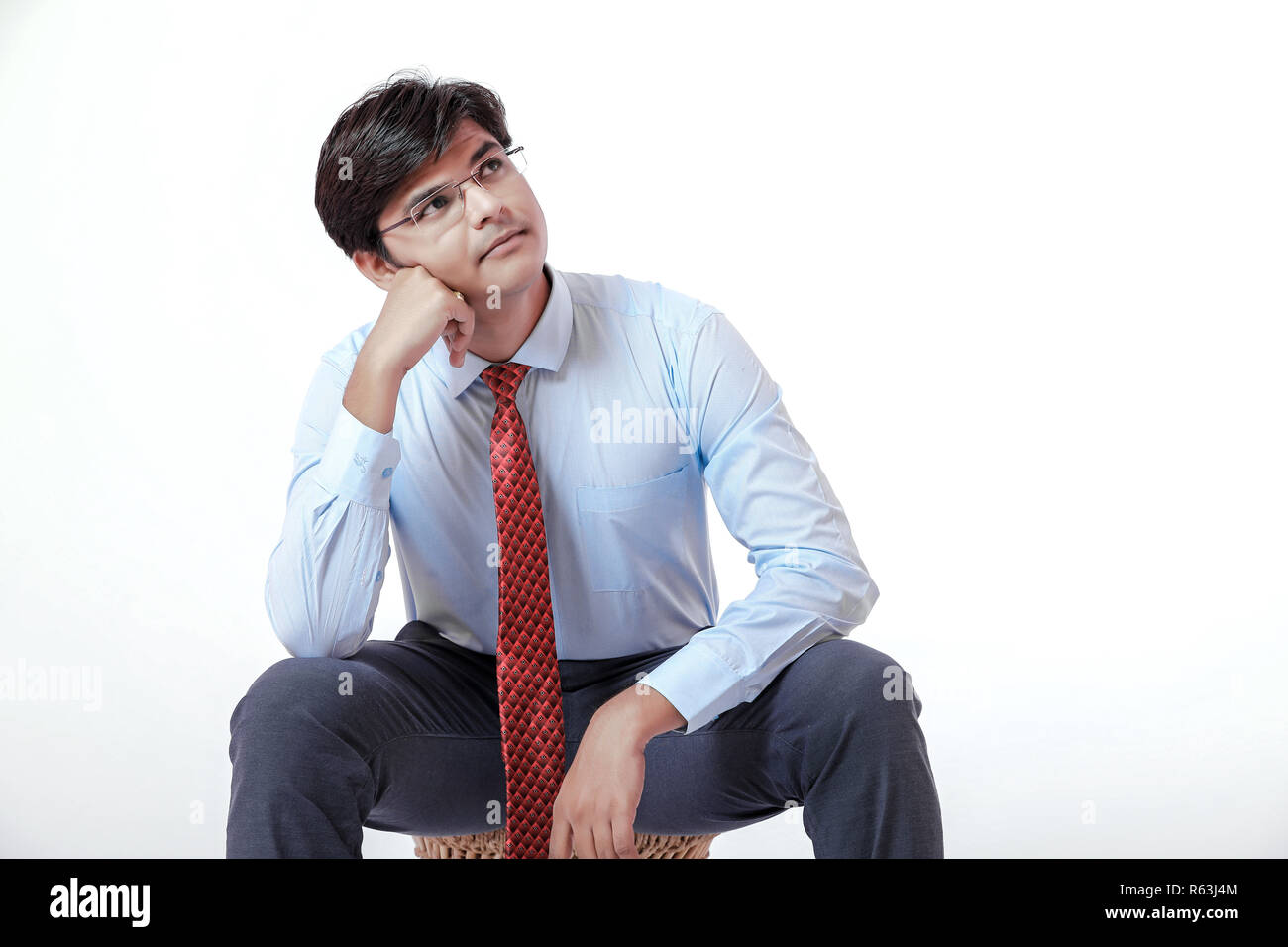 Junge indische Geschäftsmann denken Stockfoto