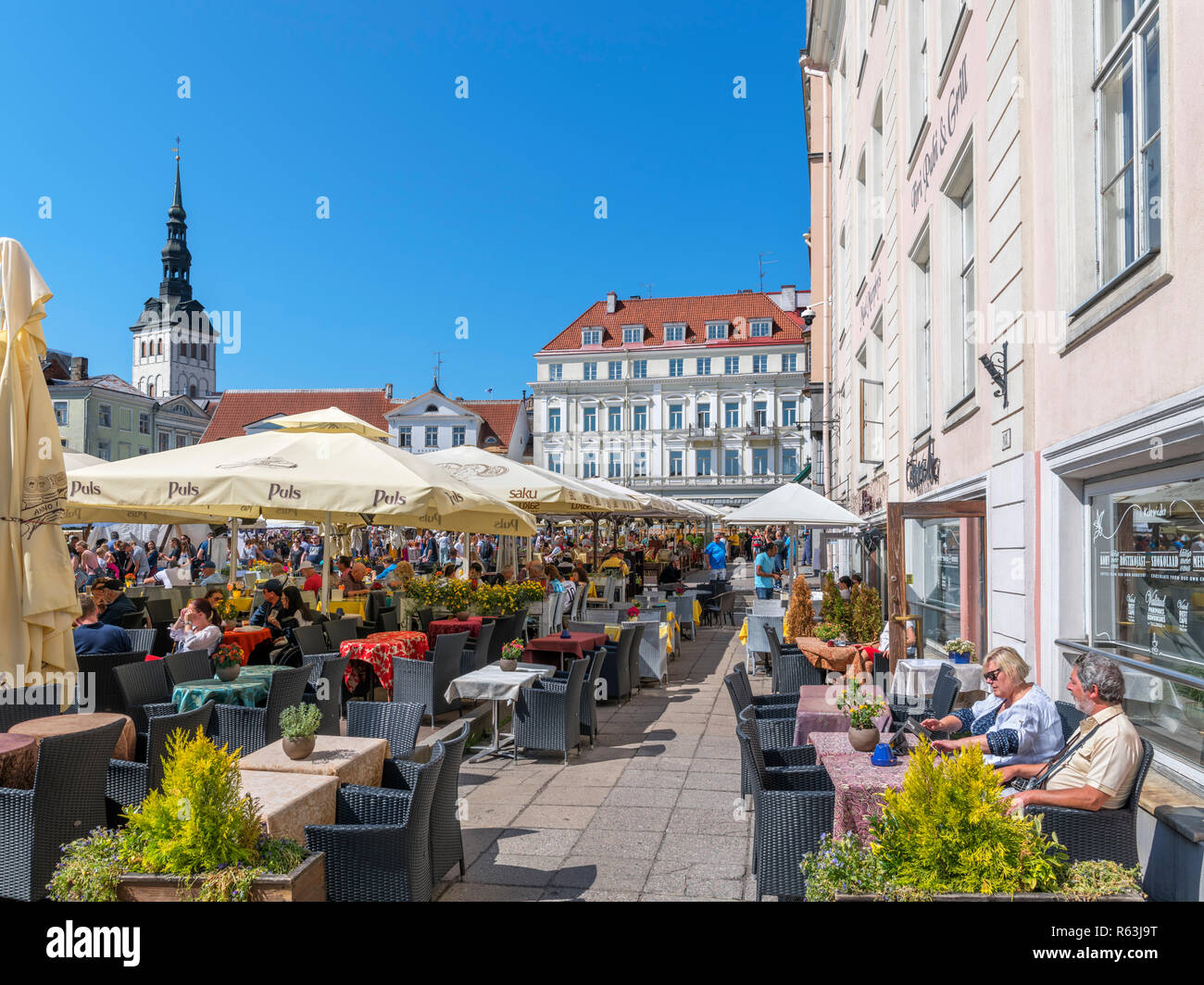 Tallinn, Estland. Cafés, Bars und Restaurants auf der Raekoja plats (Rathausplatz) in der historischen Altstadt (Vanalinn), Tallinn, Estland Stockfoto