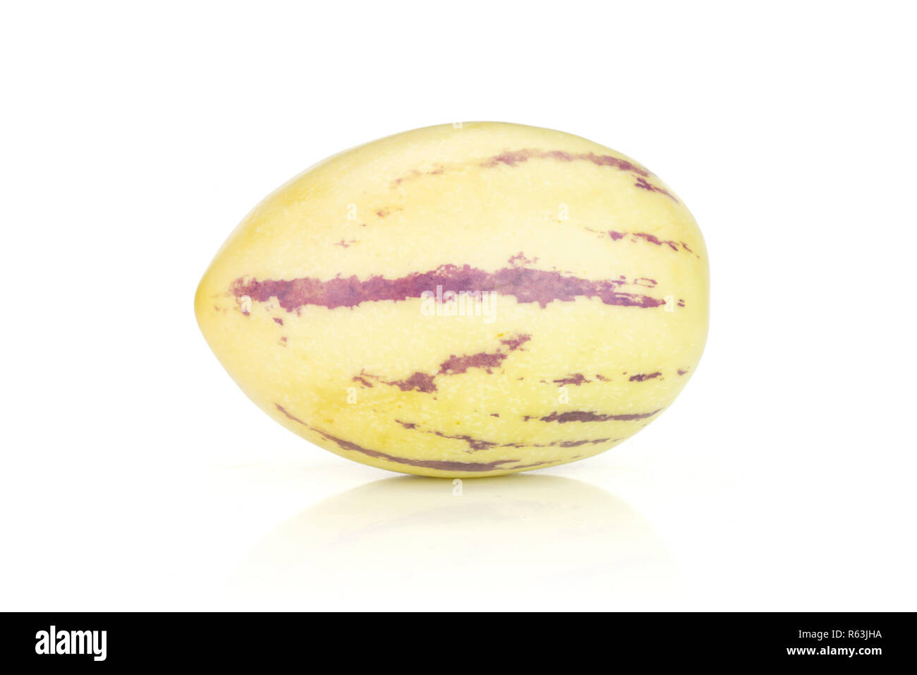 Eine ganze Frische gestreifte pepino Melone auf weißem Hintergrund Stockfoto