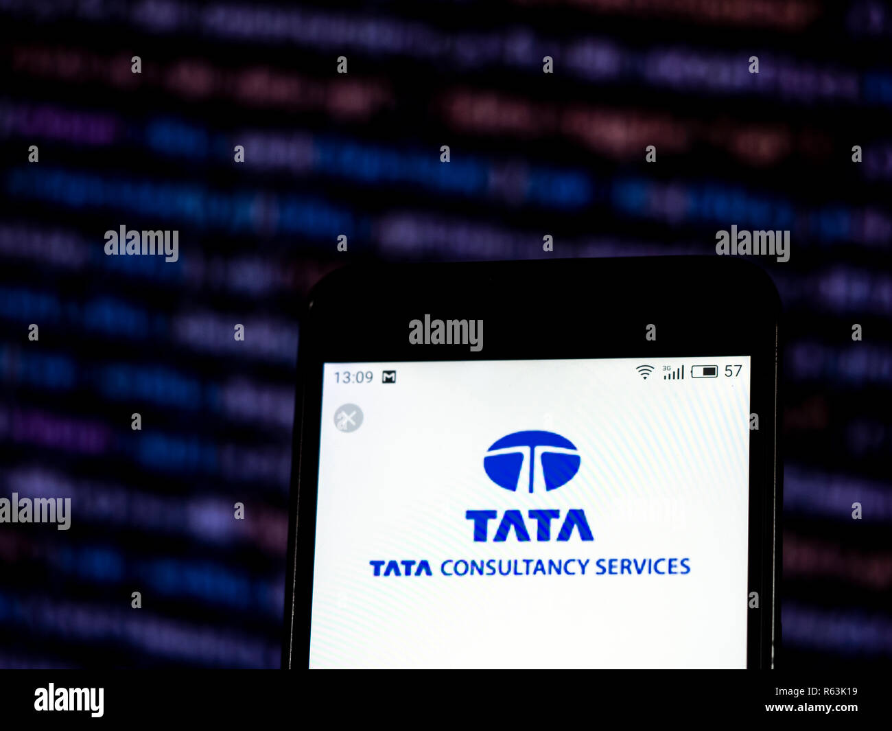 Tata Consultancy Services Information Technology Consulting Company Logo auf dem Smartphone angezeigt. Stockfoto