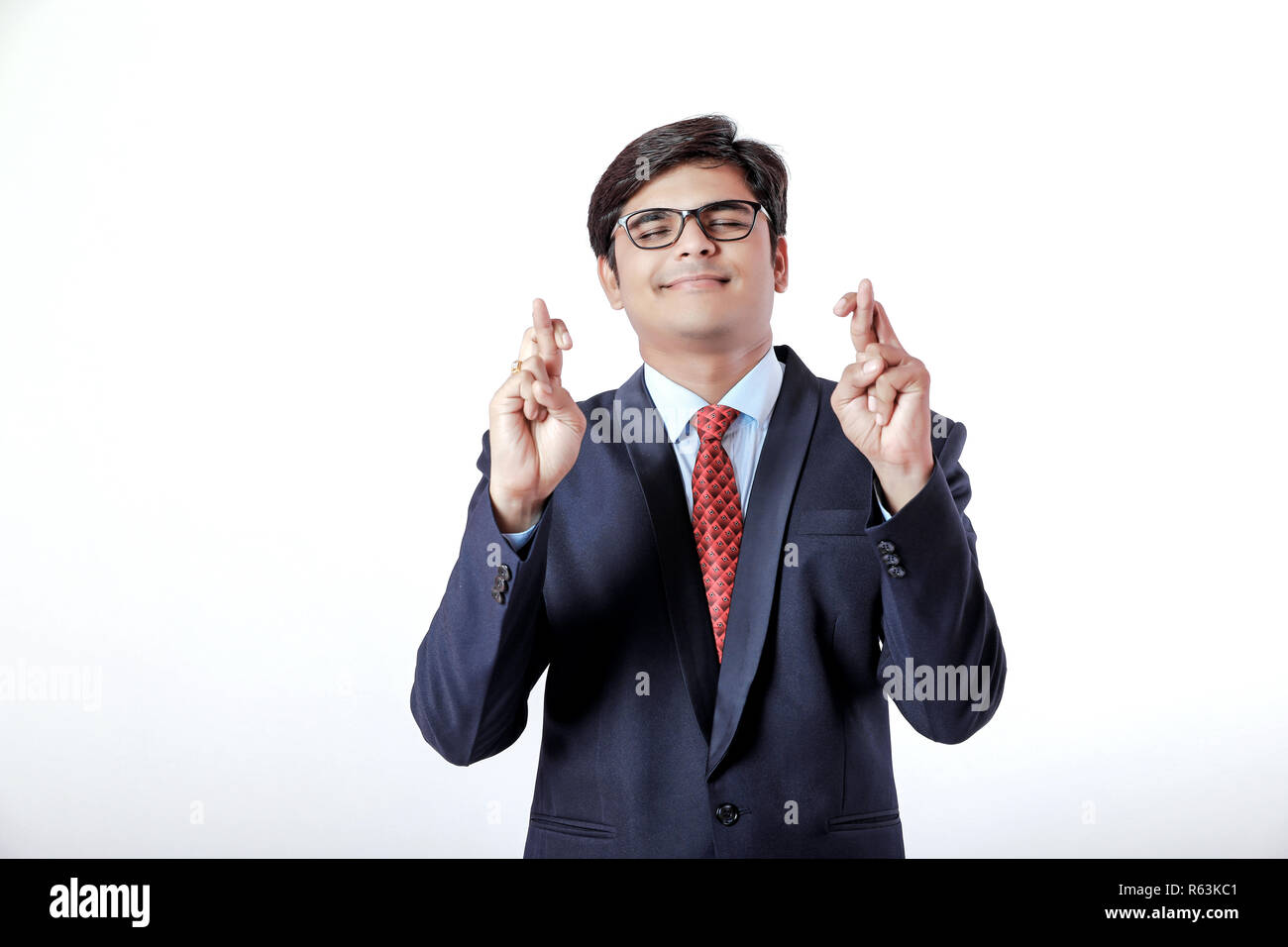 Junge indische Geschäftsmann mit seinen Fingern über die weißen Hintergrund Stockfoto