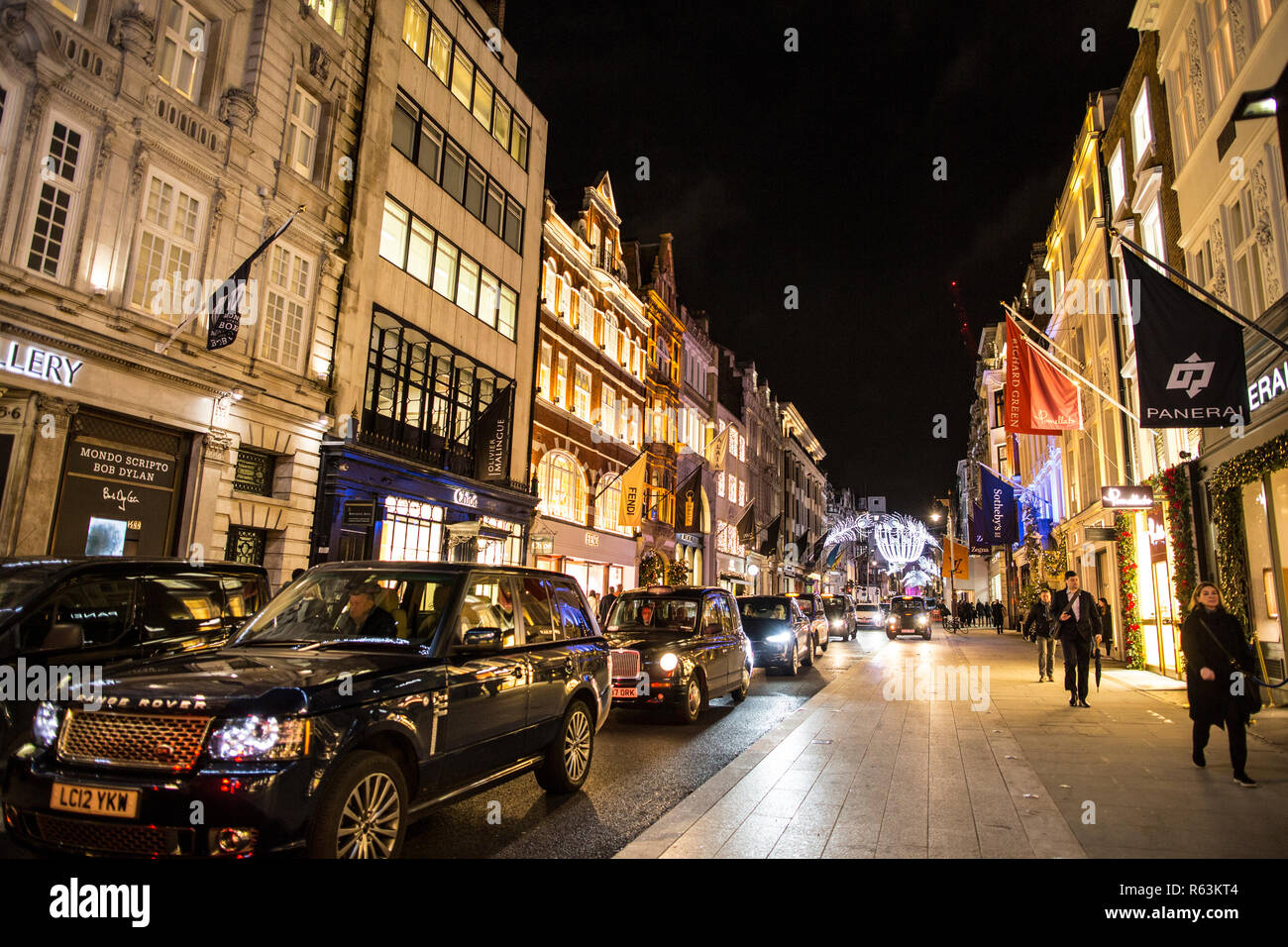 New Bond Street beleuchtet durch die Weihnachtslichter und Luxus Marken Shops in den Wochen vor Weihnachten, Mayfair, London, Vereinigtes Königreich Stockfoto