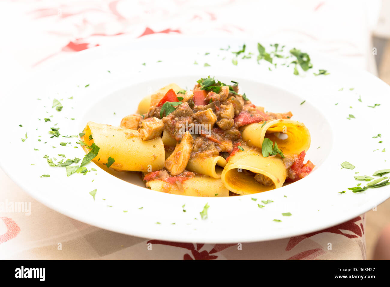 Italienische Paccheri Pasta mit Schwertfisch Stockfoto
