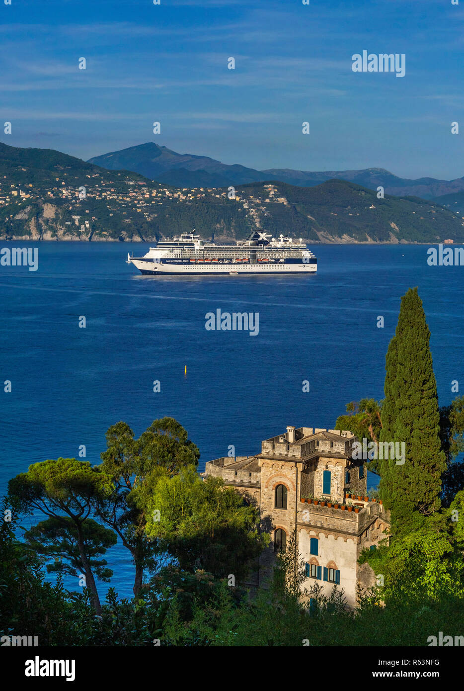 Kreuzfahrtschiff Celebrity Constellation und das Museum Castello Brown in Portofino, der Provinz Genua, der Riviera di Levante, Ligurien, Italien, Europa Stockfoto