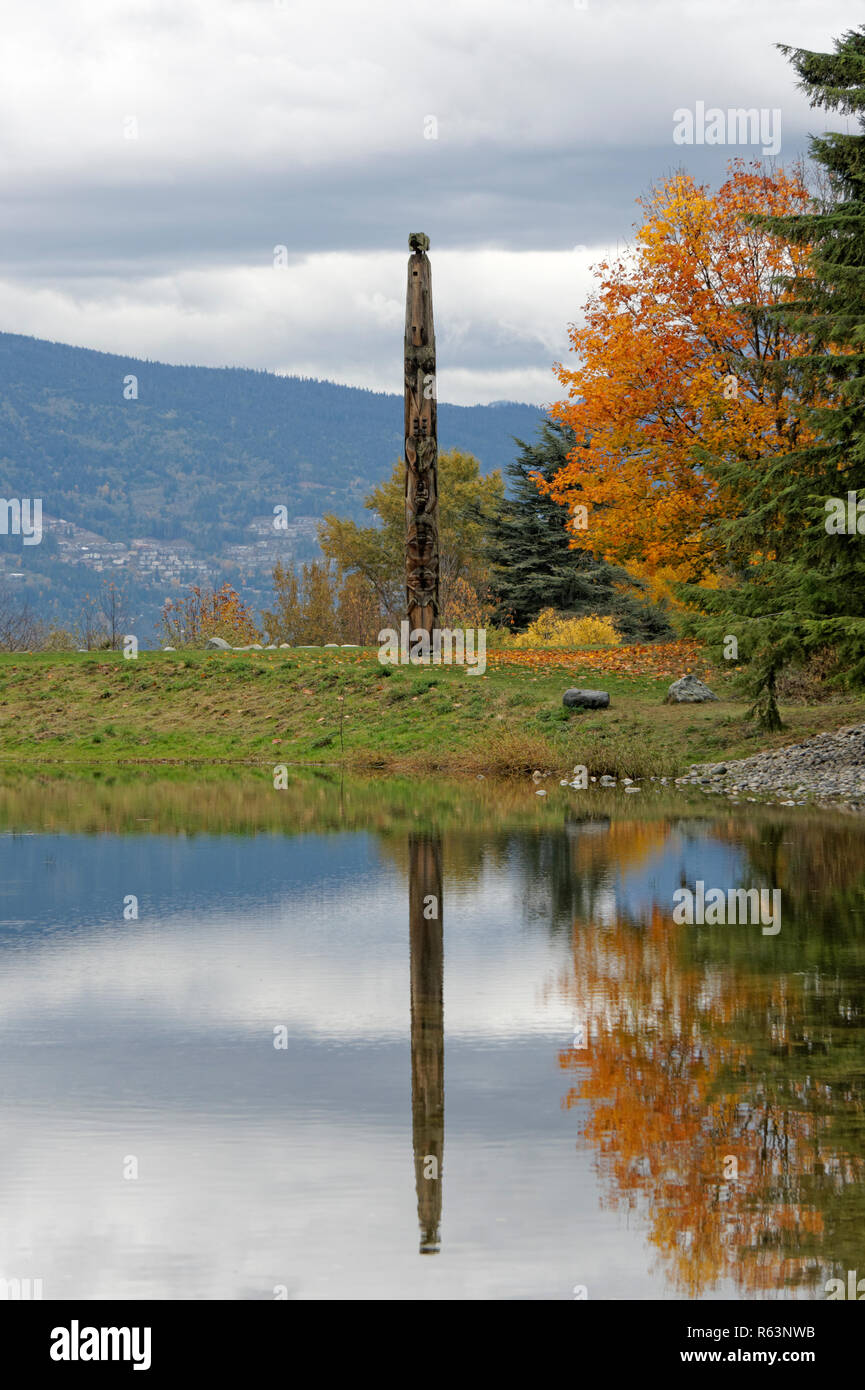 West Coast First Nations Totem Pole in einem Teich am Museum für Anthropologie MOA, Universität von British Columbia, Vancouver, BC, Kanada wider Stockfoto