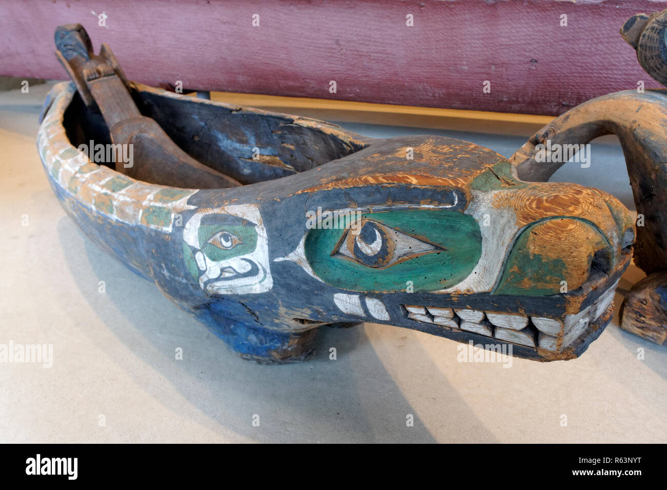 Große Kwakwaka'wakw oder Kwakiutl Holz- Biber fest Schüssel, Museum für Anthropologie MOA, Universität von British Columbia, Vancouver, BC, Kanada Stockfoto