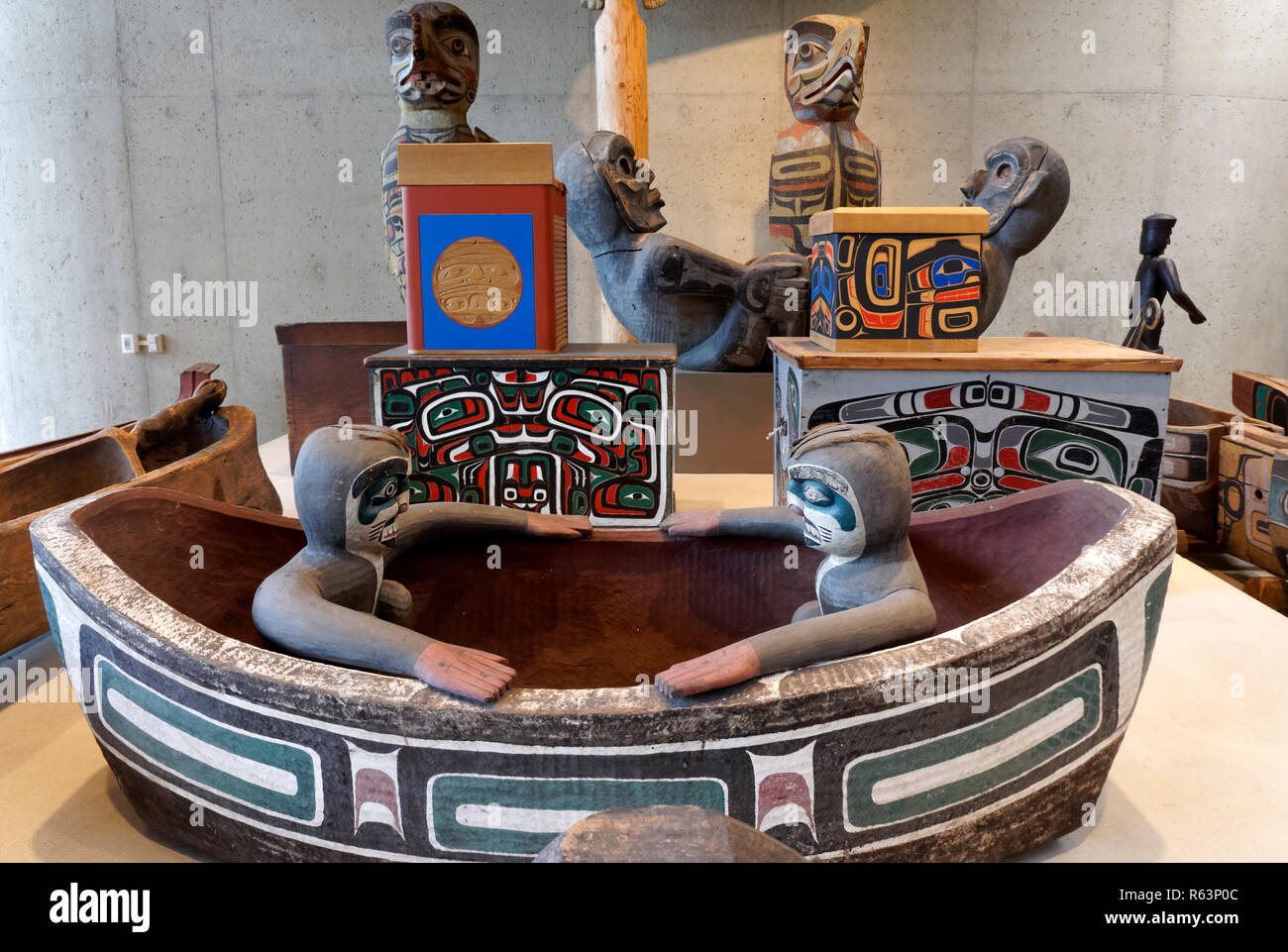 Holz- Boot fest Gerichte und bemalten Baumstämme, Boxen, Museum der Anthropoolgy MOA, Universität von British Columbia, Vancouver, BC, Kanada Stockfoto