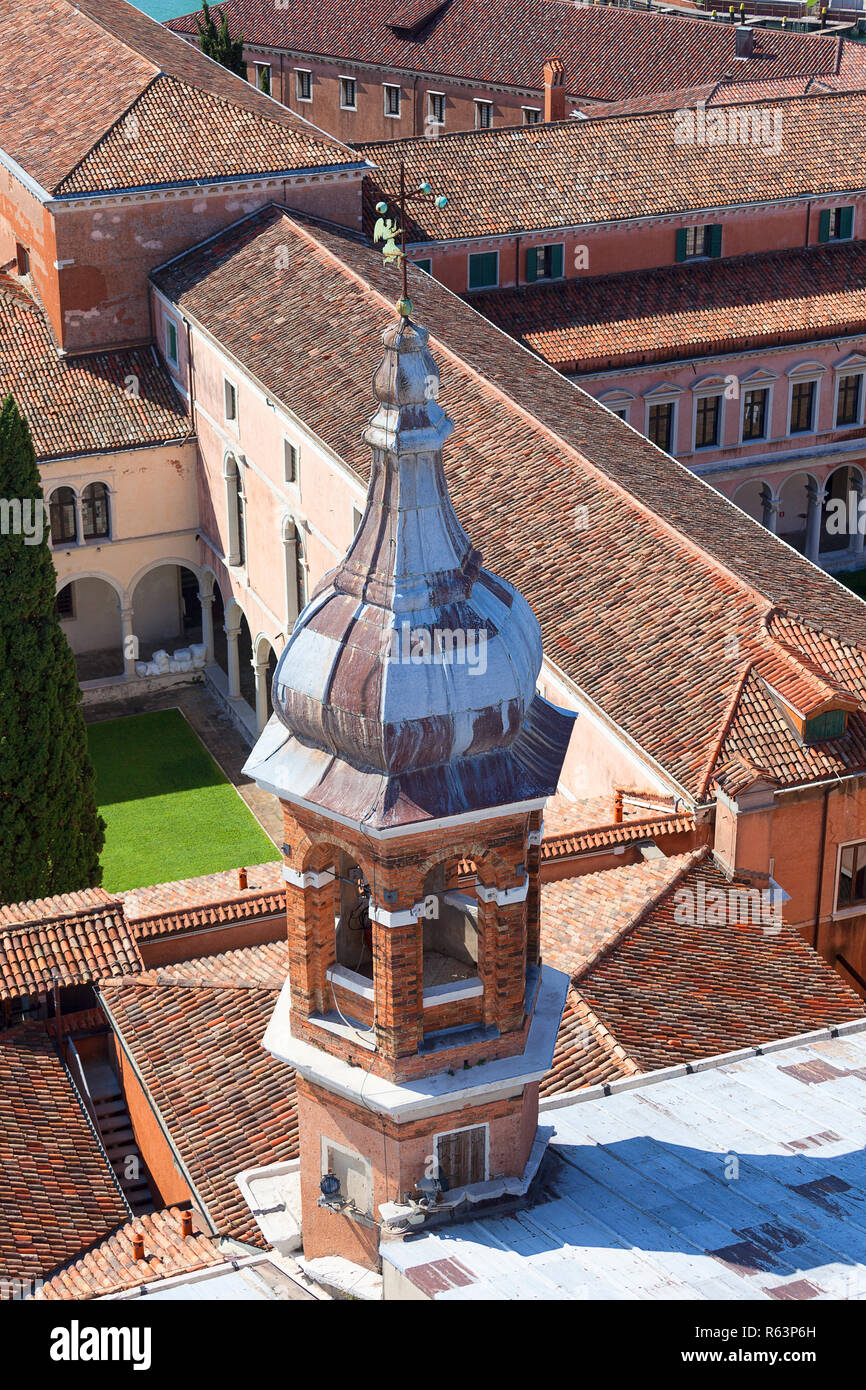 Blick vom Glockenturm des 16. Jahrhunderts Benediktinerkloster San Giorgio Maggiore Kirche am Kloster San Giorgio, Venedig, Italien. Stockfoto