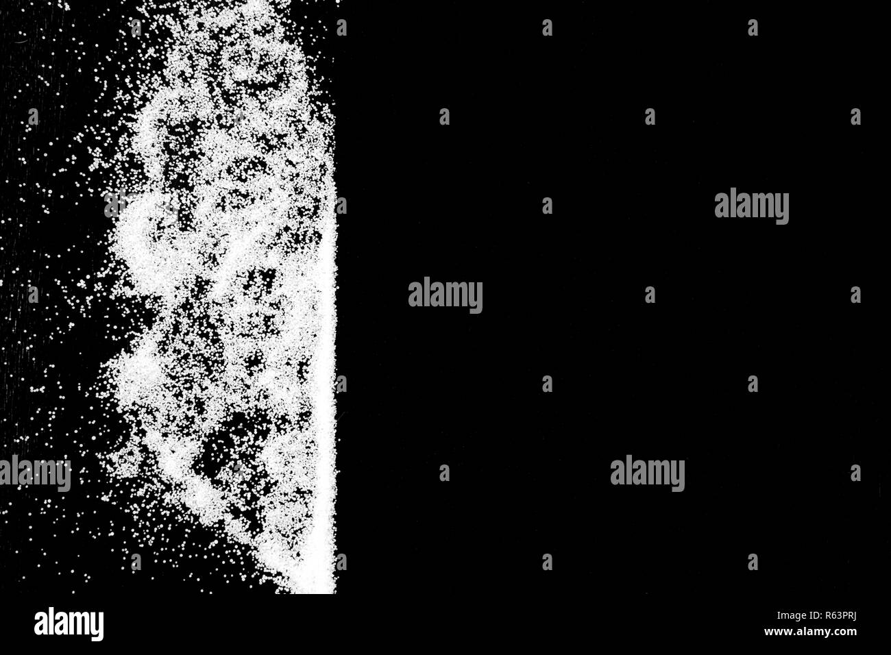 Weißer Schnee Salz Pulver Links line Cloud auf schwarzem Hintergrund. Konzept mit Platz für Text. Kopieren Sie Platz. Stockfoto