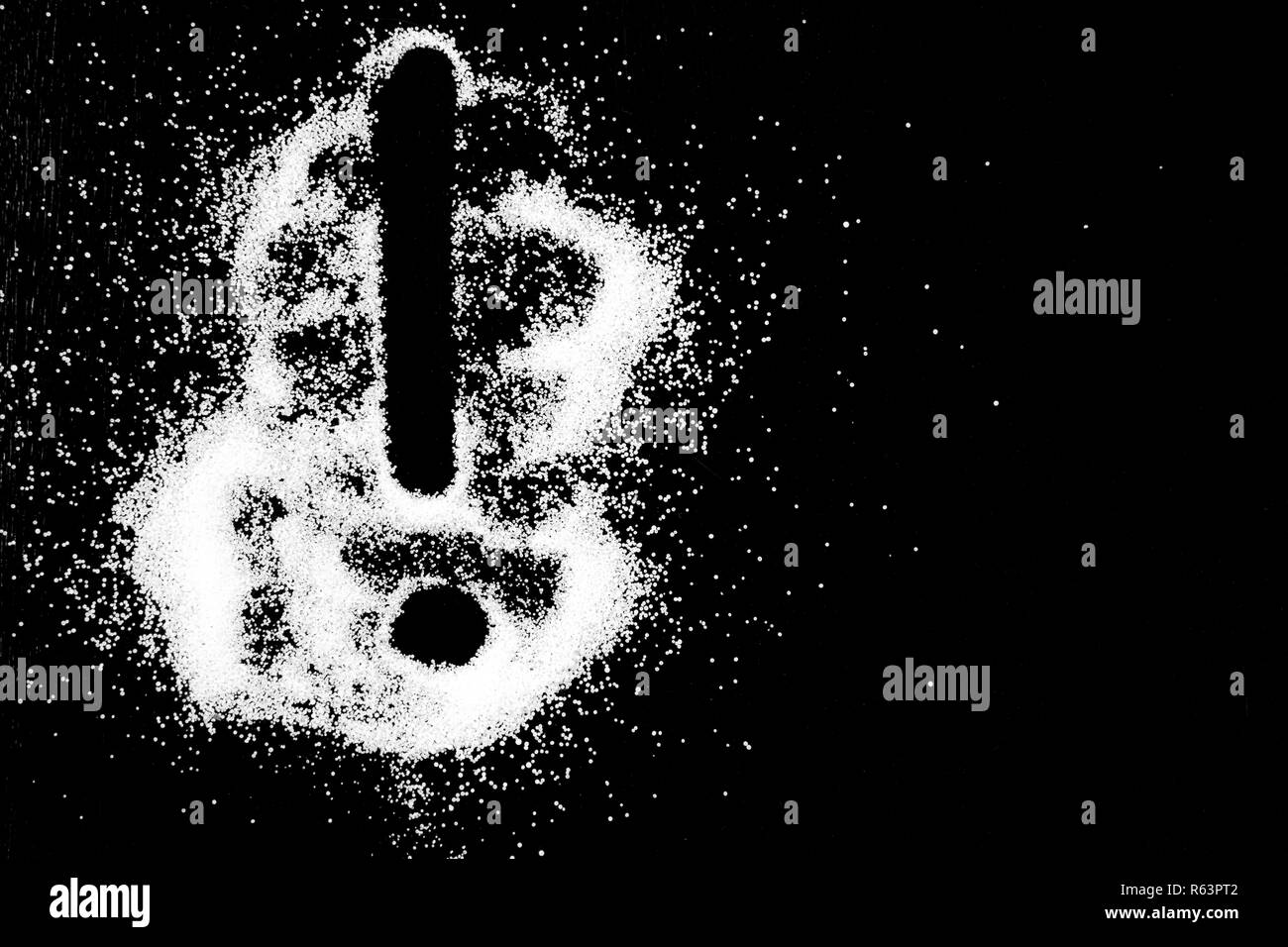 Ausrufezeichen das Symbol Zeichnung mit dem Finger auf weißem Schnee Salz Pulver spot Cloud auf der linken Seite auf schwarzem Hintergrund. Tick konzept mit Platz für Text. Kopieren Sie Platz. Stockfoto