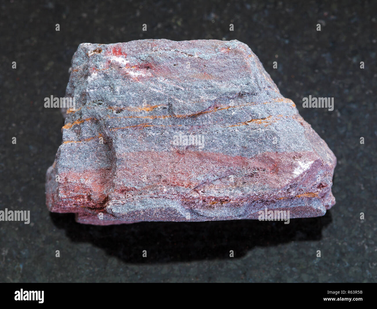 Grobe jaspilite (eisenhaltiges Quarzit) auf dunklen Stockfoto