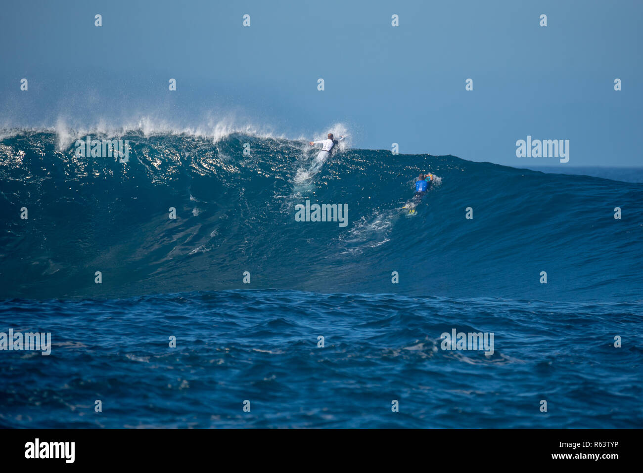 Lanzarote - November 29, 2018: Surfer in der Big Wave, Wettbewerb "quemao Klasse' in Lanzarote, Kanarische Inseln Stockfoto