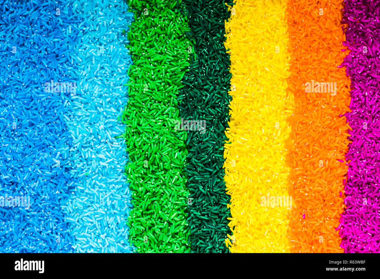 Vertikale Linien mit bunten Reiskorn Stockfoto