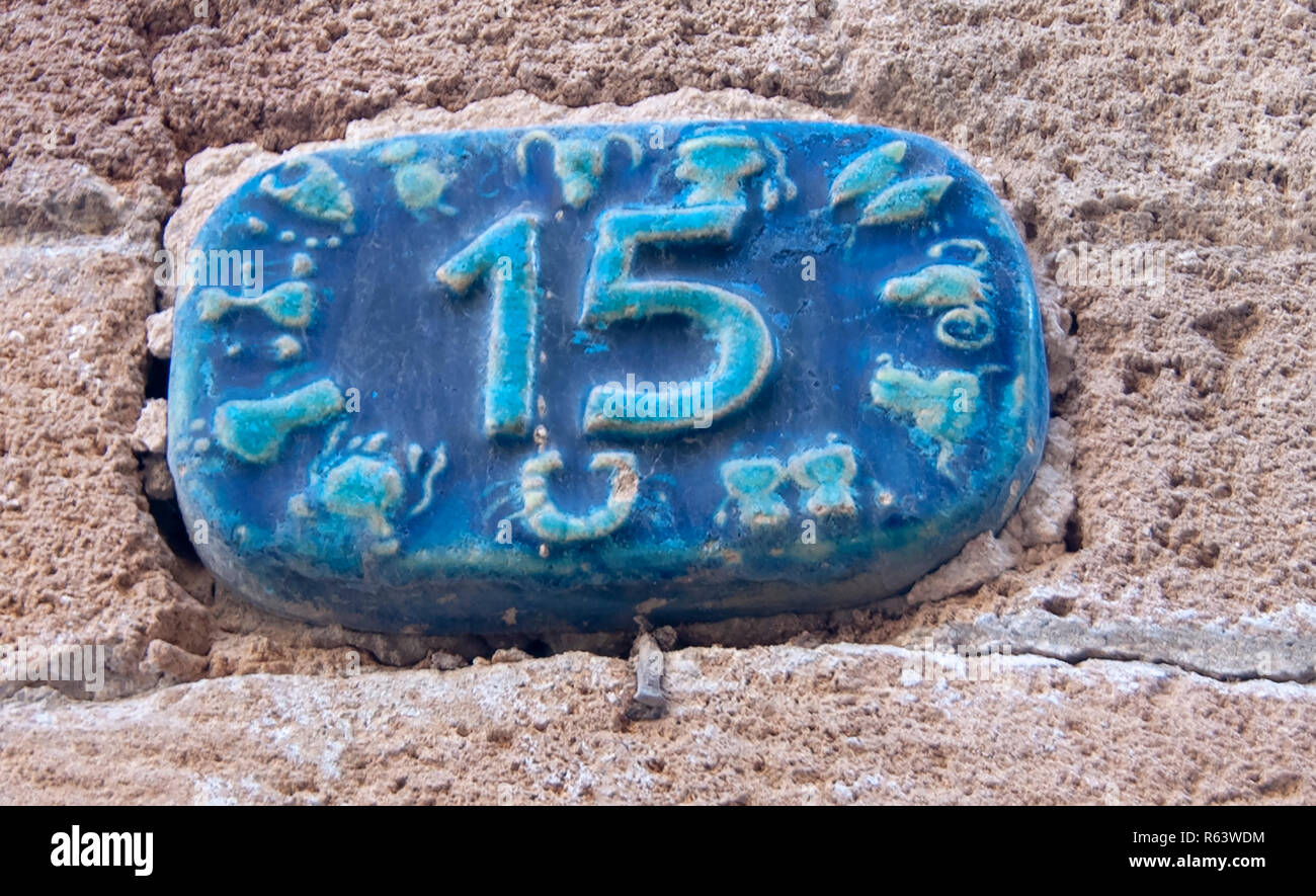 Israel, Jaffa, Keramik zahlen Sternzeichen die Zahl 15 Stockfoto