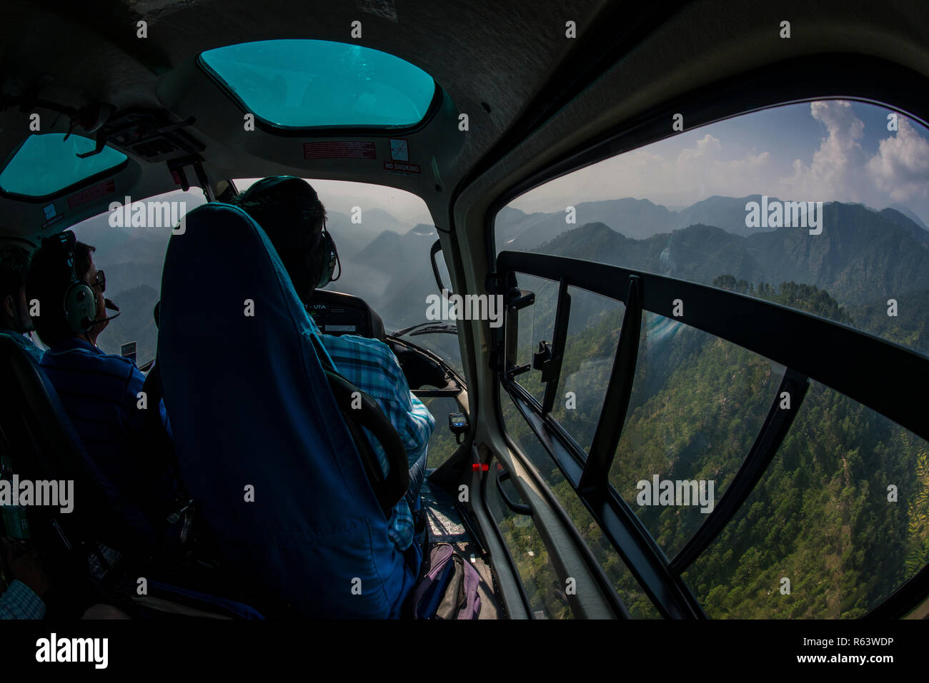 Blick aus einem Hubschrauber fliegen niedrig durch die Ausläufer des Himalaja, die sich auf dem Transportweg in die Bergstadt Munsyari von der Landeshauptstadt Dehradun. Stockfoto