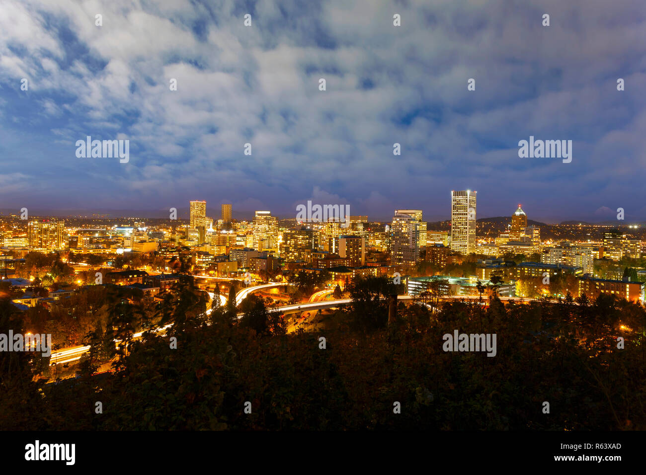 Portland Downtown Stadtbild an der blauen Stunde Stockfoto