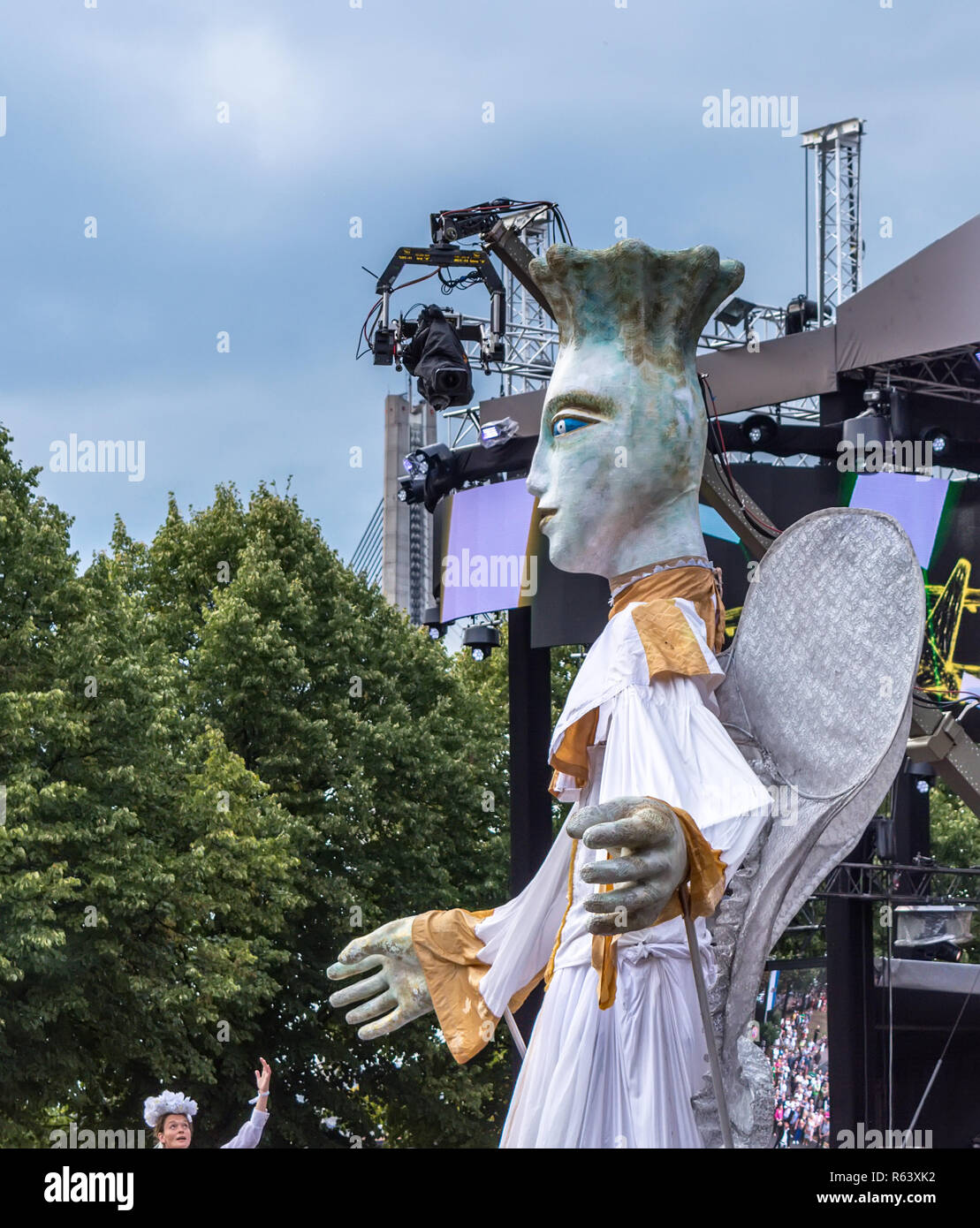 Fragment der Street Parade "Engel" durch tschechische Theater V.O.S.A. durchgeführt in Riga City Festival. 7 Meter hohe Puppe mit Schauspielern auf Stelzen Stockfoto