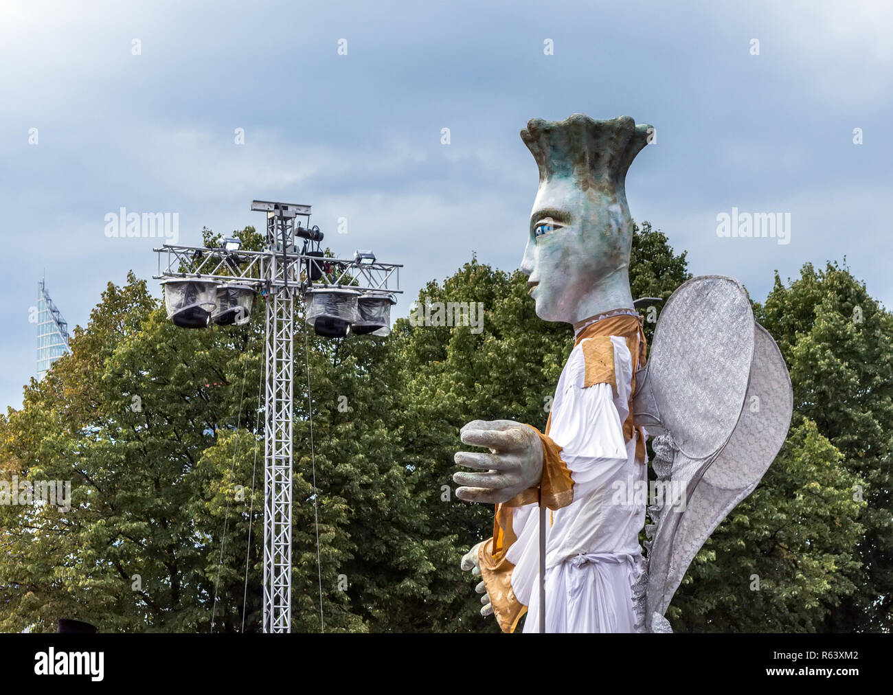 Fragment der Street Parade "Engel" durch tschechische Theater V.O.S.A. durchgeführt in Riga City Festival. 7 Meter hohe Puppe mit Schauspielern auf Stelzen Stockfoto