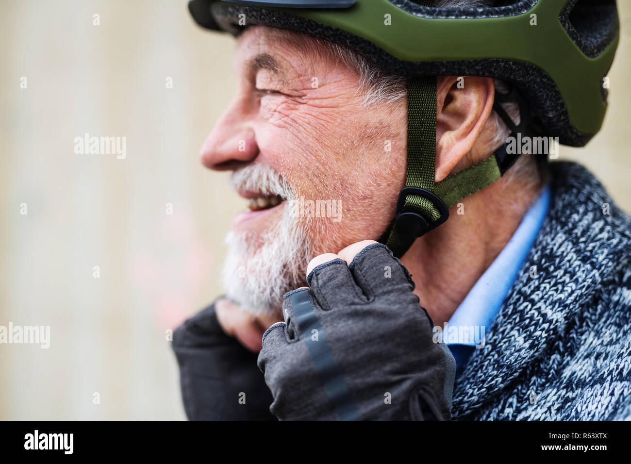 Eine Nahaufnahme der aktiven älteren Mann stand draußen, fahrradhelm. Stockfoto