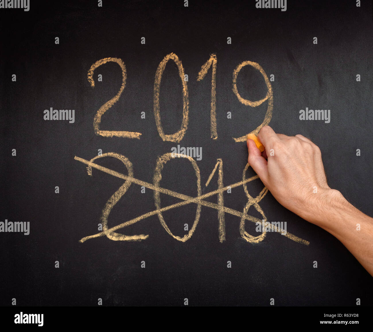 Hand schreiben 2019 und überschreiten Sie 2018 auf einer Tafel. Close Up. Stockfoto